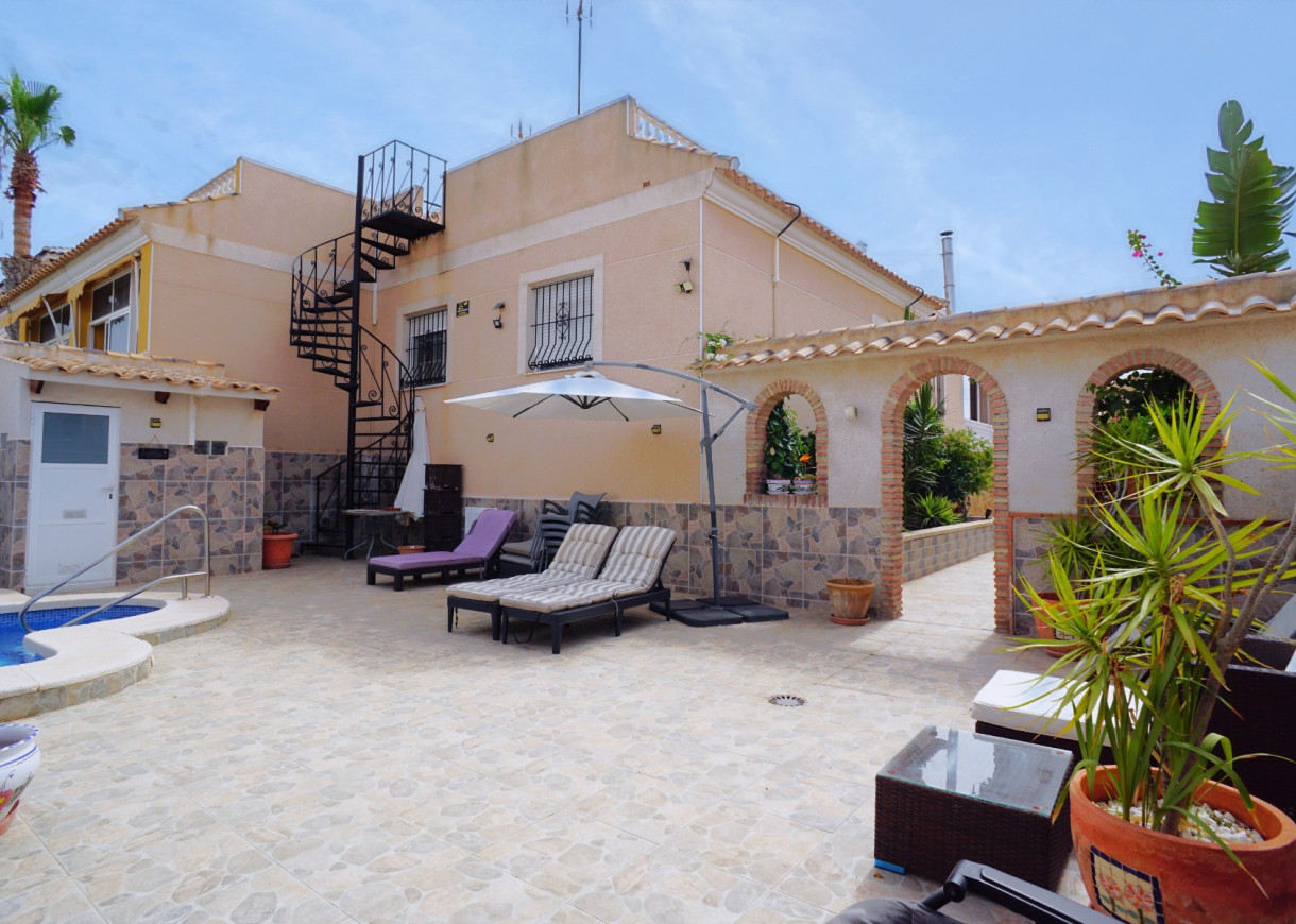 Resale - Semi-Detached Villa - Torrevieja - Aguas Nuevas