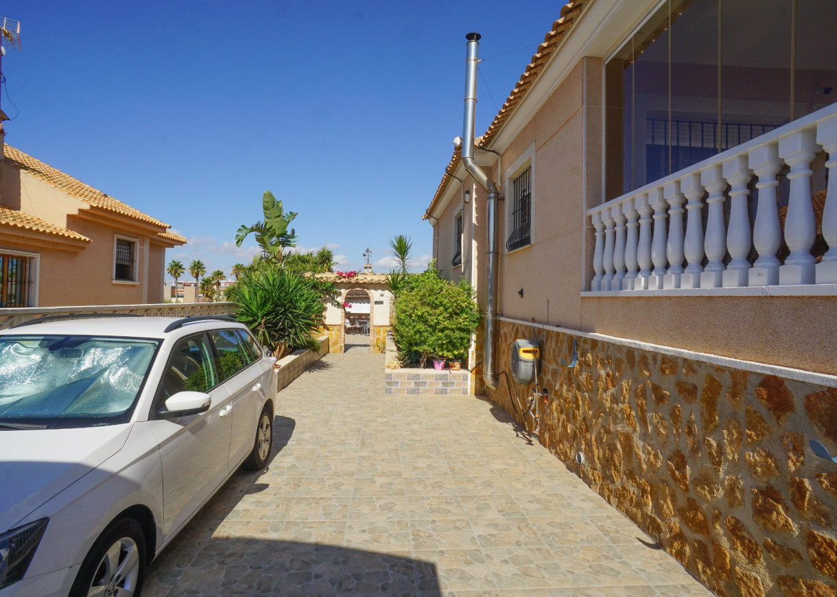 Resale - Semi-Detached Villa - Torrevieja - Aguas Nuevas