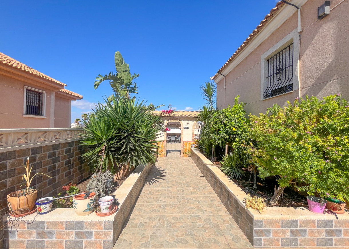 Resale - Semi-Detached Villa - Torrevieja - Aguas Nuevas