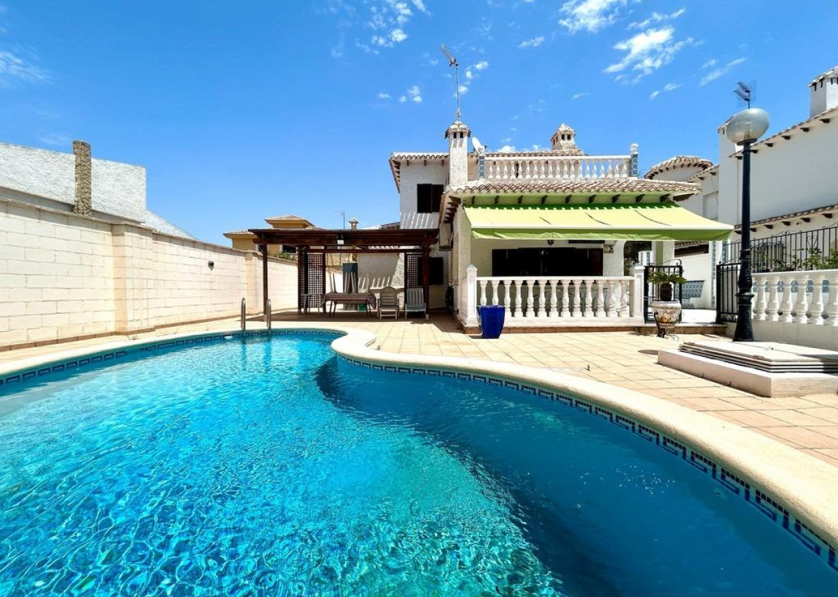 Resale - Villa - Orihuela Costa - La Zenia