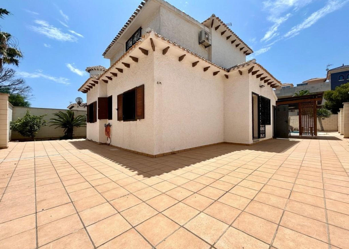 Resale - Villa - Orihuela Costa - La Zenia