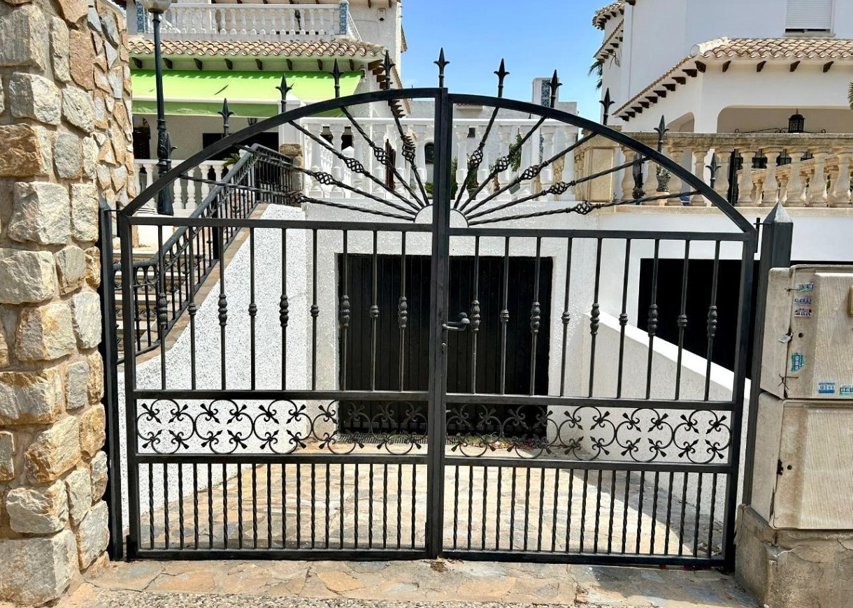 Resale - Villa - Orihuela Costa - La Zenia