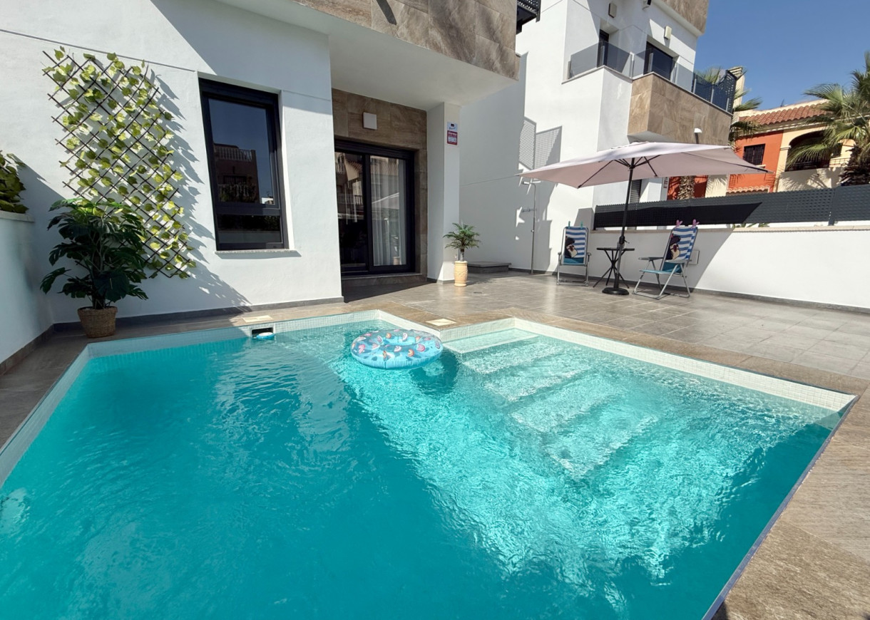 Resale - Villa - Torrevieja - Torretas