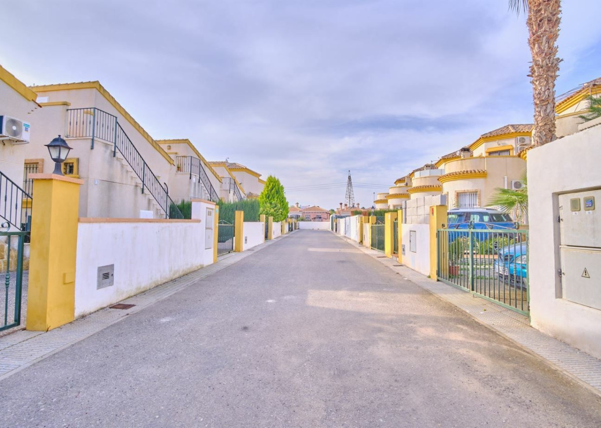 Resale - Villa - Los Montesinos - La Herrada