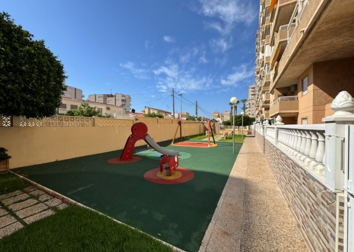 Resale - Apartment - Torrevieja - Aguas nuevas 1