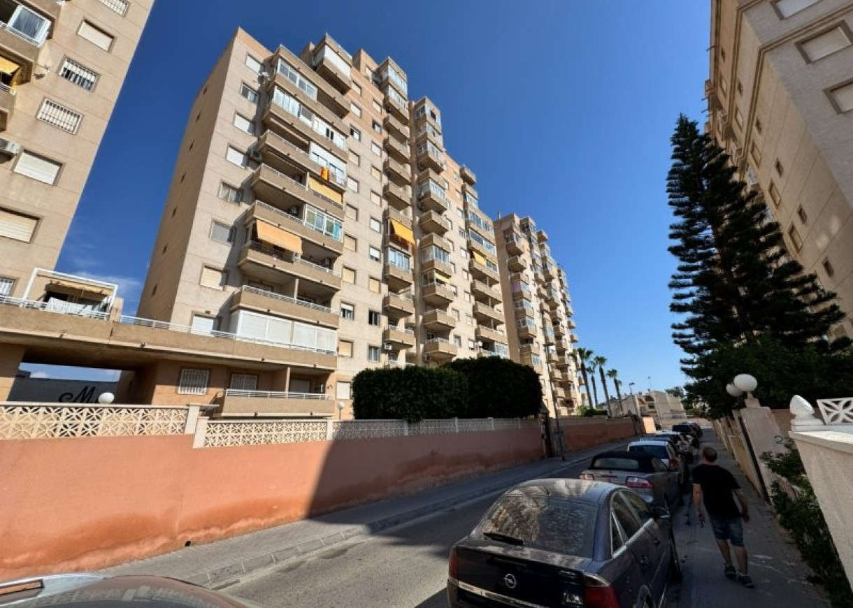 Resale - Apartment - Torrevieja - Aguas nuevas 1